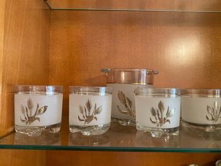 6 copas de cristal , 4vasos , cubitera y 4 tazas