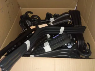 Perchas resistentes de plástico negro