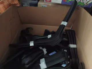 Perchas resistentes de plástico negro