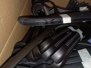 Perchas resistentes de plástico negro