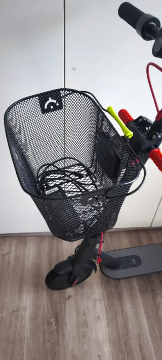 Patinete eléctrico con cesta