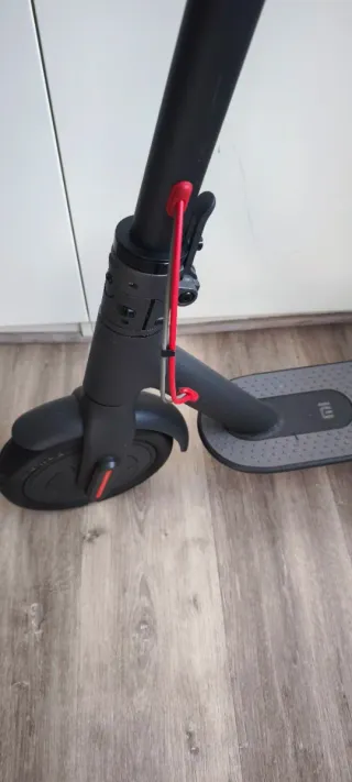 Patinete eléctrico con cesta