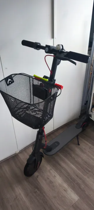 Patinete eléctrico con cesta