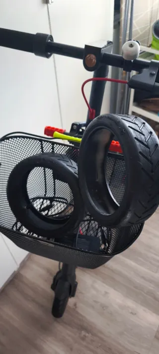 Patinete eléctrico con cesta