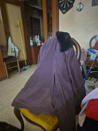 Abrigo morado con cuello de pelo