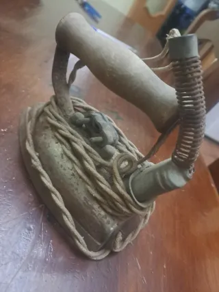 Plancha antigua de metal y madera