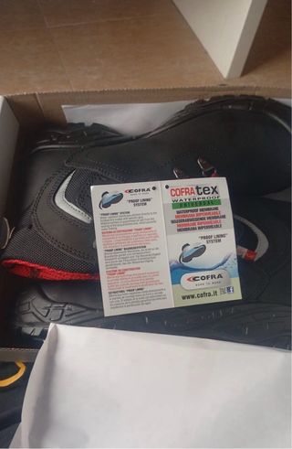 Botas de seguridad Cofra negras y rojas