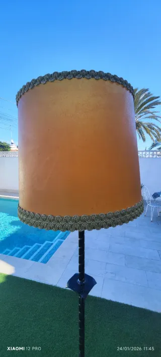 Lámpara de pie antigua de hierro forjado