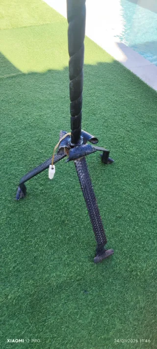 Lámpara de pie antigua de hierro forjado