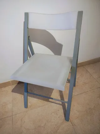 Escritorio y silla plegable.