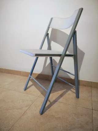 Escritorio y silla plegable.