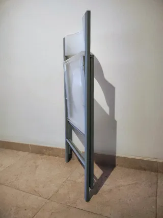 Escritorio y silla plegable.