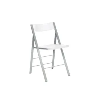 Escritorio y silla plegable.