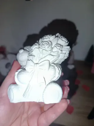 Orsetto con bouquet di rose