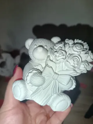 Orsetto con bouquet di rose