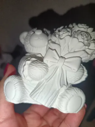 Orsetto con bouquet di rose