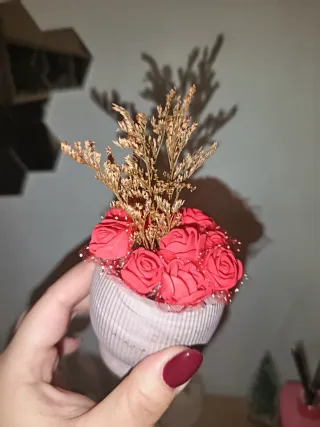 Vasetto con fiori secchi rossi