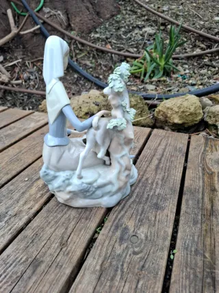 Figura de porcelana mujer y ciervo LLADRÓ