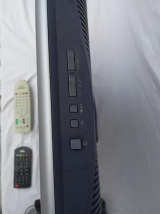 !OCASIÓN! Televisión LCD Sharp 20" Plata y Negra.