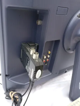 !OCASIÓN! Televisión LCD Sharp 20" Plata y Negra.