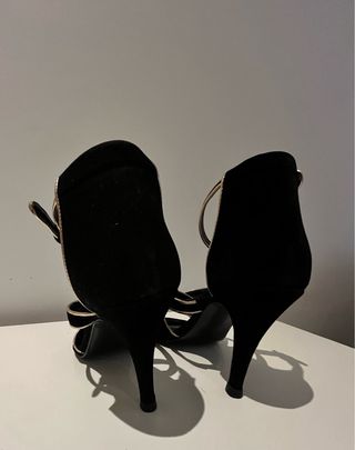 Sandalias Mango tacón terciopelo negro y dorado