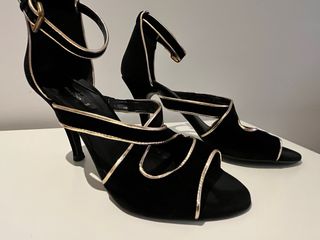 Sandalias Mango tacón terciopelo negro y dorado