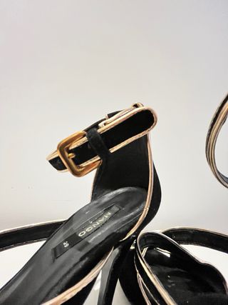 Sandalias Mango tacón terciopelo negro y dorado