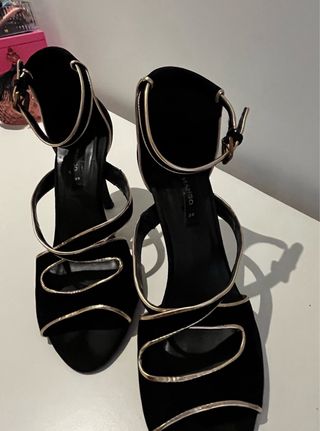 Sandalias Mango tacón terciopelo negro y dorado