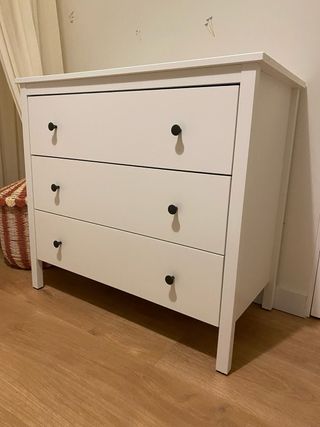 Cómoda blanca de madera