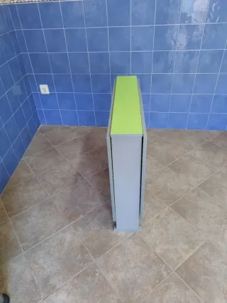 Mesa plegable gris y verde
