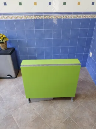 Mesa plegable gris y verde