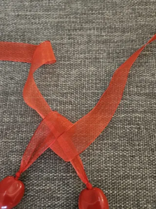 Collar bonito con forma de corazón rojo.
