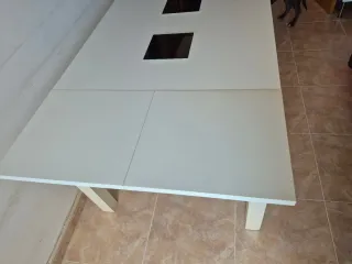 Mesa de comedor blanca y negra