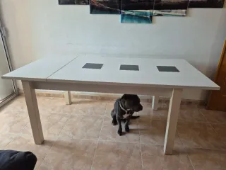 Mesa de comedor blanca y negra