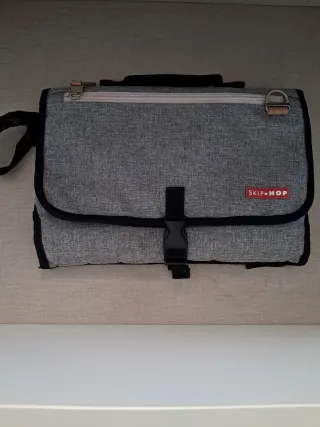 Cómoda infantil con cambiador y bañera.