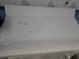 Cómoda infantil con cambiador y bañera.