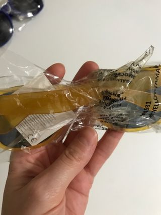 Gafas de sol naranjas y amarillas