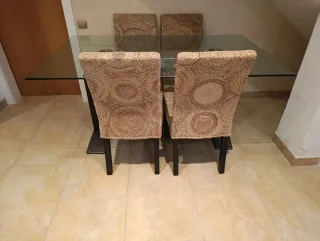 Mesa comedor y 4 sillas a juego