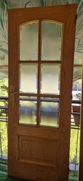 Puerta de madera maciza