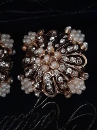 Par de pendientes bisutería dorados