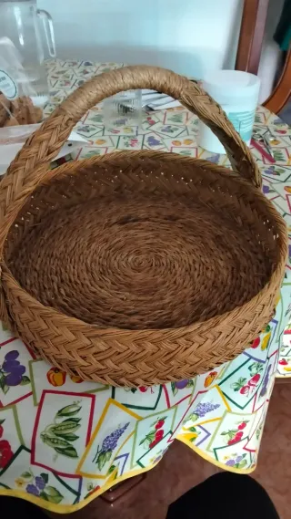 Cesta de mimbre con asa