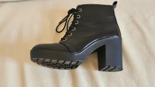 Botines negros con cordones y tacón