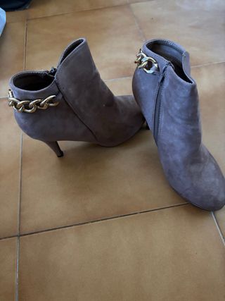 Botines tacón cadena dorada