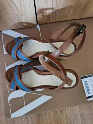 Sandalias cuña Maripaz marrón y azul