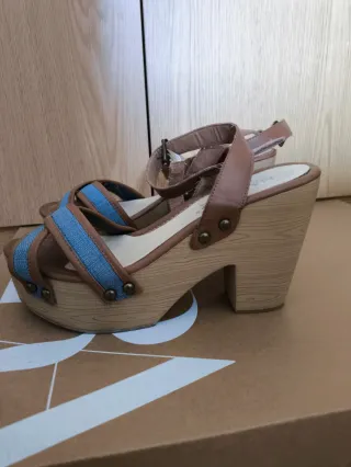 Sandalias cuña Maripaz marrón y azul
