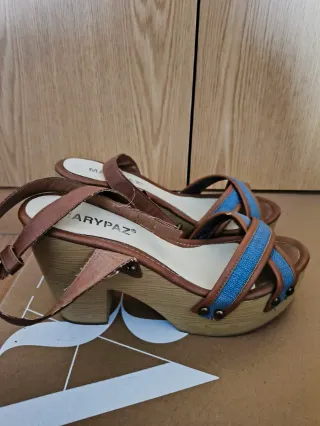 Sandalias cuña Maripaz marrón y azul