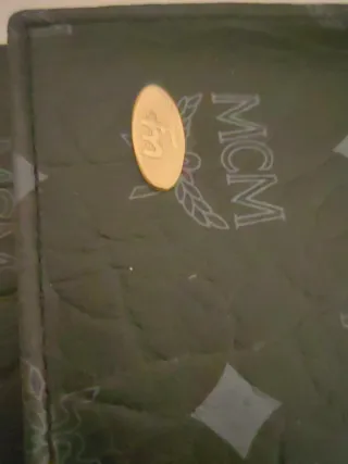 Cartera MCM Negra con Logo Dorado