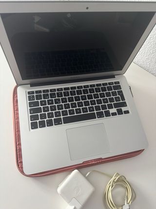 MacBook Air Plata con Funda y Cargador