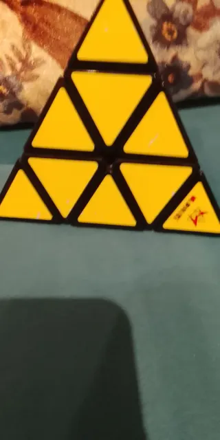 Cubo Rubik Pirámide Amarillo