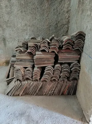 Teja árabe de barro para recoger